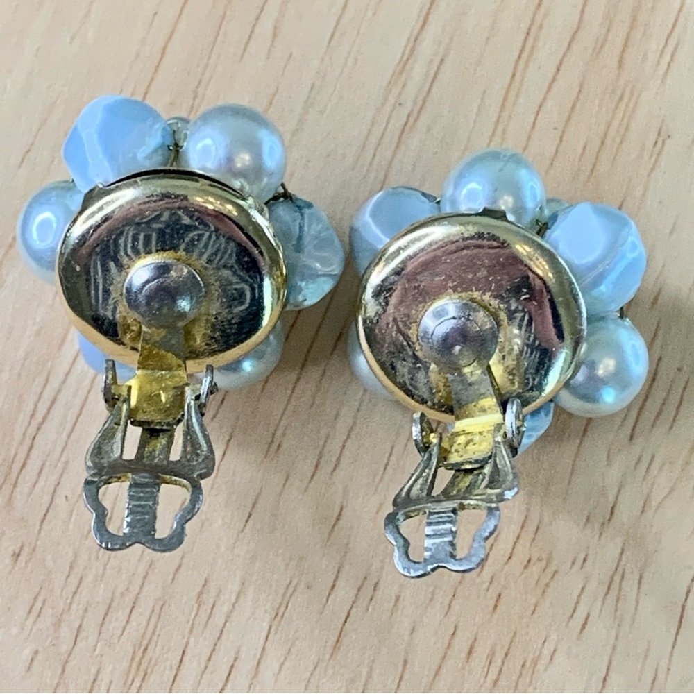 VTG Faux Pearl Cluster Flower Beaded Clip On Earrings Pale Blue & White Japan 1" - Picture 7 of 9